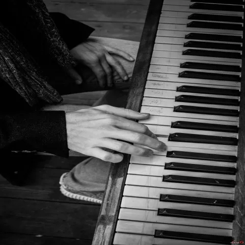 دانلود آهنگ هرشو هرشو بی خوابی ریمیکس سوتی سوت دار با سوت  طولانی یکجا پشت سر هم